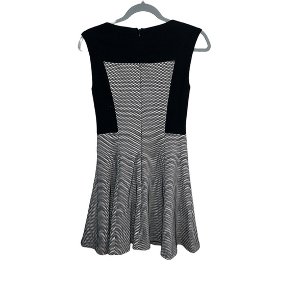 Trina Turk Knit Black/White Dress ~ Size 2 - Picture 2 of 7